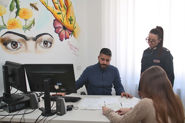 59enne perseguita e pedina una collega