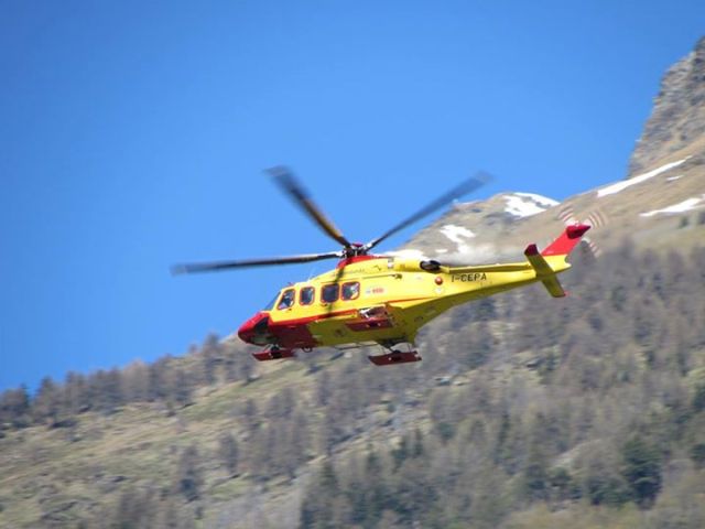62enne precipita mortalmente da un dirupo in Val Masino
