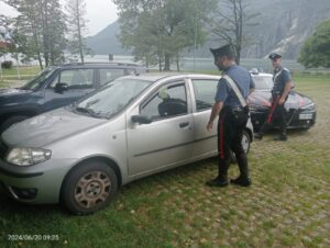 Arrestati due giovani per tentato furto su auto