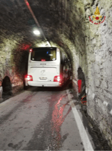 Bus resta incastrato nelle gallerie del passo Stelvio