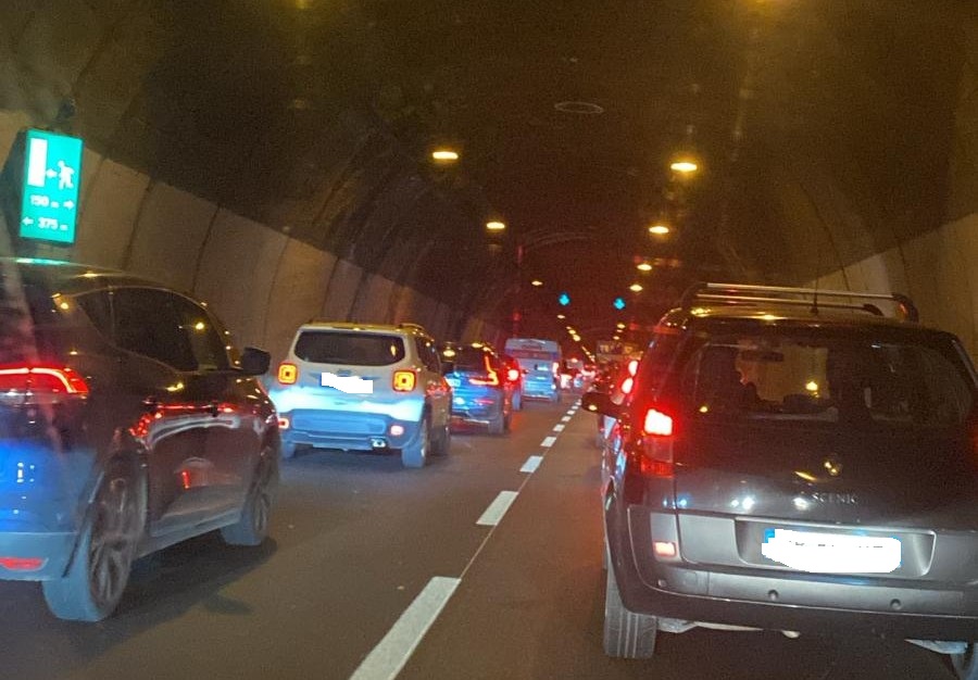 Serie di lunghe code sulla statale 36