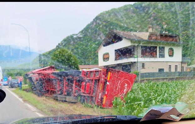Tir ribaltato sulla strada statale 38