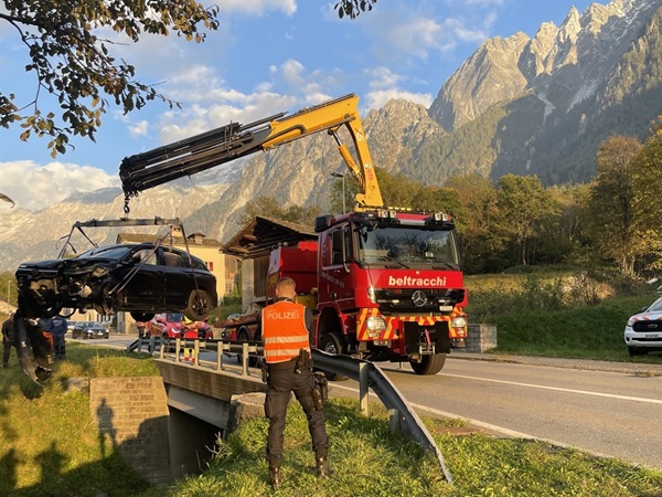Auto precipita nel canale di un torrente
