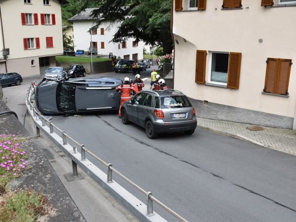 auto si ribalta a brusio dopo uno scontro con il guardrail