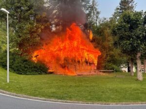 avvolta dalla fiamme una legnaia a scuol