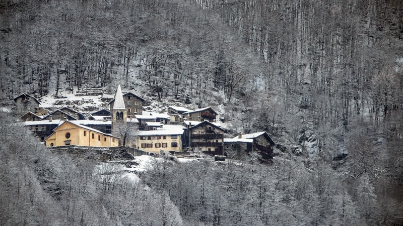 borghi abbandonati in valtellina viaggi nel tempo tra silenzio e natura