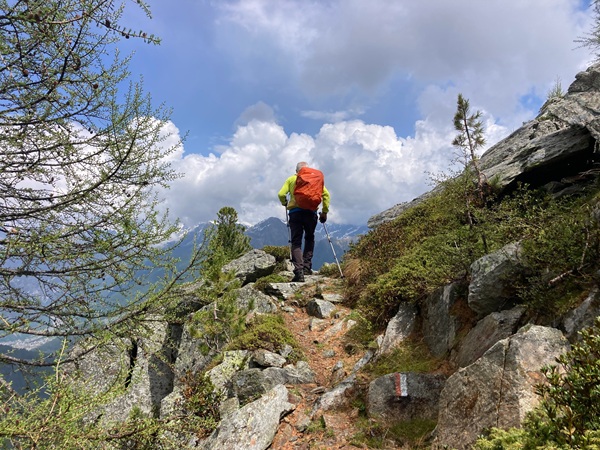 camminare con i bastoncini al sasso bianco in valtellina nordic walking