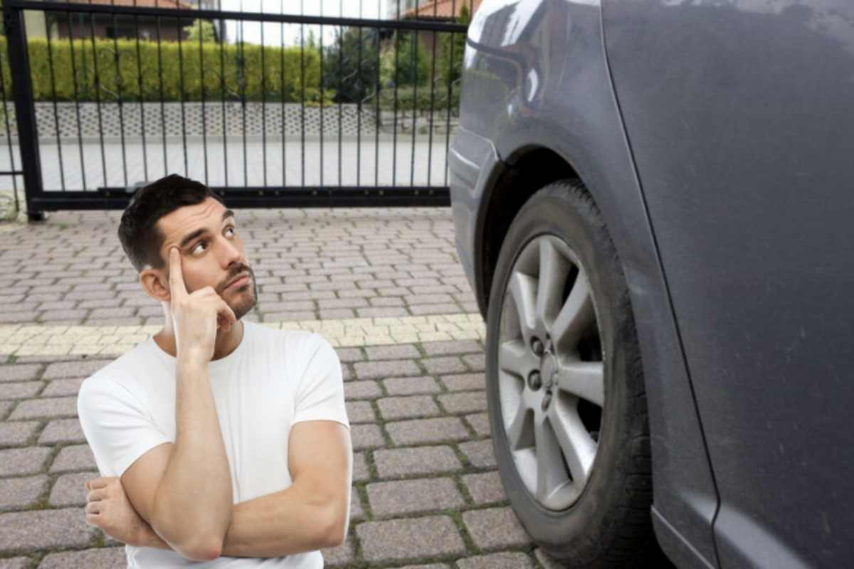 cancello auto uomo si può parcheggiare?