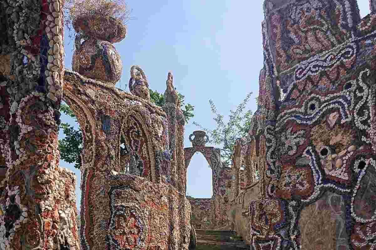 il castello ispirato a Gaudì|il castello ispirato a Gaudì