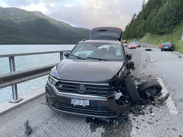 Cinque feriti in un frontale sul Maloja