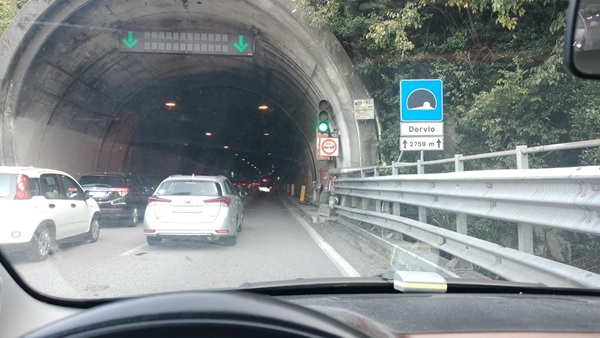 coda ss36|coda per incidente in galleria sulla statale 36|xxxxxxxxxx|camion perde carico