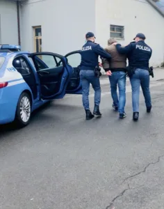 Condannato per rapina tenta la fuga, ma viene rintracciato e arrestato