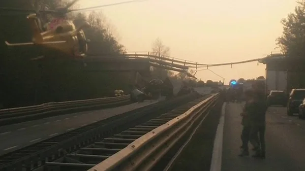 crollato un cavalcavia sulla statale 36