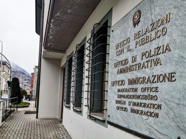 espulsi dall'italia i tre ladri responsabili dei furti nelle farmacie