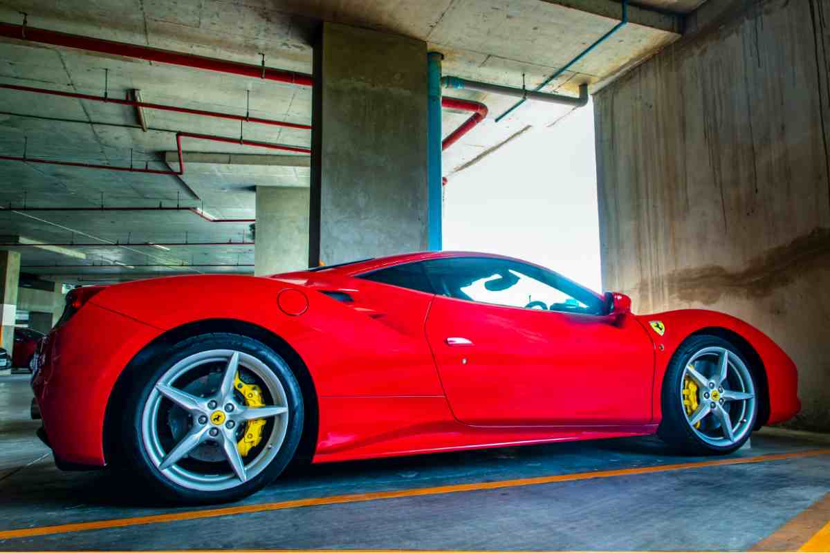 Ferrari auto|Pesca fiume|Auto nel fiume|Ferrari auto