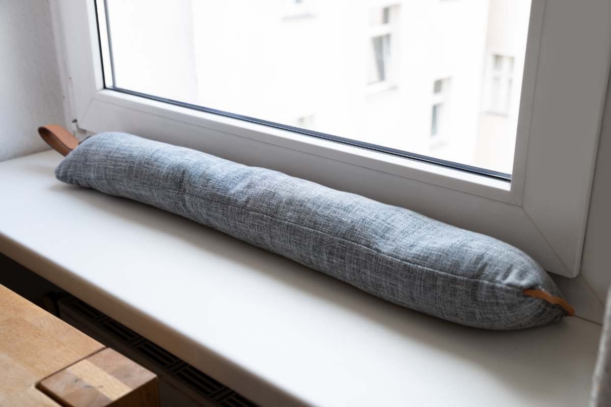 Donna casa divano|Stendino con vestiti|Donna piega vestiti|Legna per il camino|Camino casa|Finestra paraspifferi