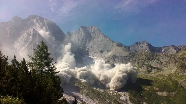 frana pizzo cengalo 23 agosto 2017|