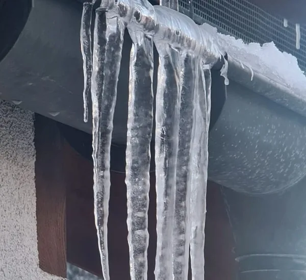 ghiaccio sulla grondaia cosa si rischia in caso di caduta