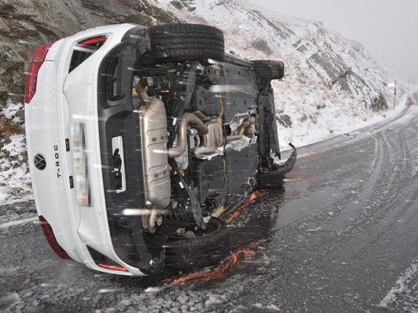 gomme estive con la neve, 19enne si ribalta in auto sul passo spluga