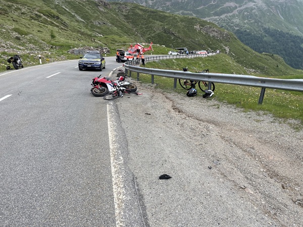 grave un ciclista dopo un frontale con una moto sul passo bernina