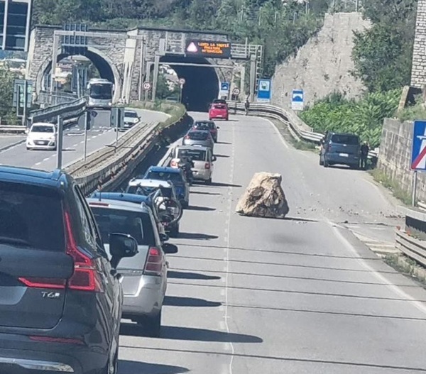 grosso masso cade sulla statale 36 e danneggia la ferrovia