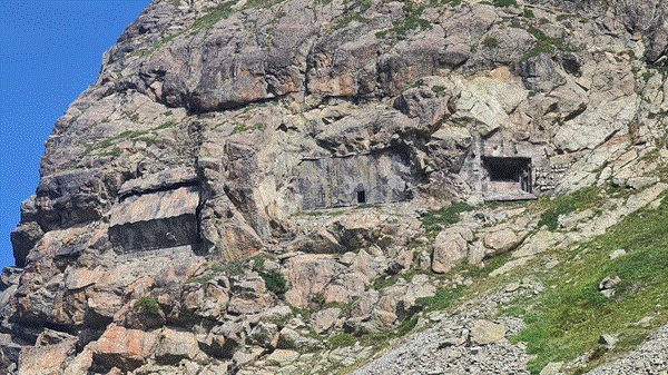 i bunker e le strade minate sul confine svizzero