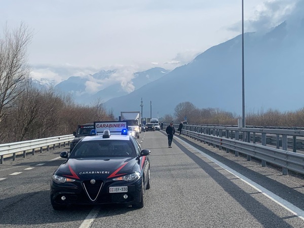Cronaca provincia Sondrio i carabinieri in soccorso di una donna incinta. parto sulla statale 38 è nata sofia.