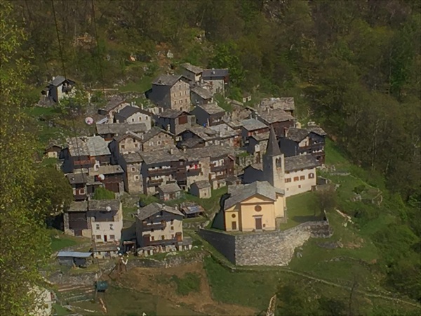 i paesi nascosti tra i boschi della valtellina