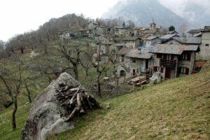 il borgo alpino abitato tutto l'anno e raggiungibile solo a piedi