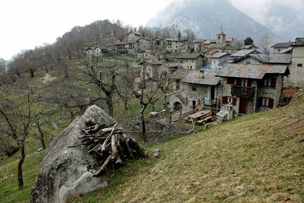 il borgo alpino abitato tutto l'anno e raggiungibile solo a piedi|