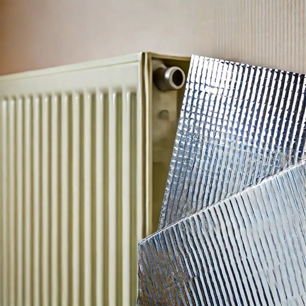 il trucco della carta stagnola sui termosifoni