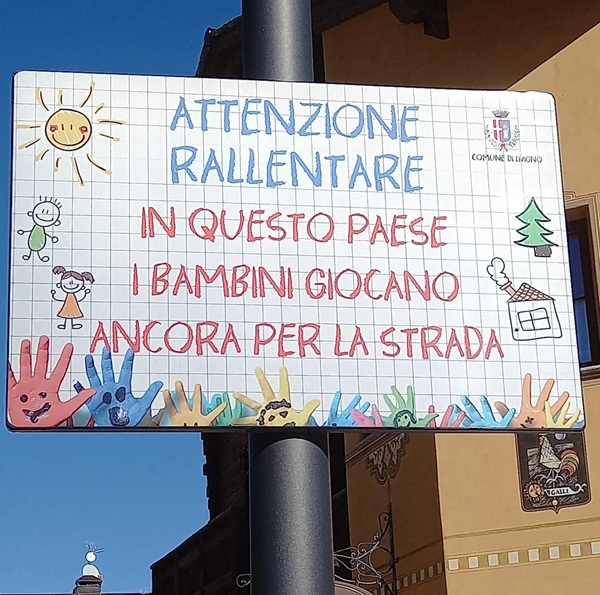 in questo paese i bambini giocano ancora per strada