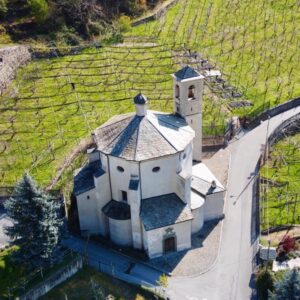 la caratteristica chiesa dedicata a san rocco a madonna di tirano