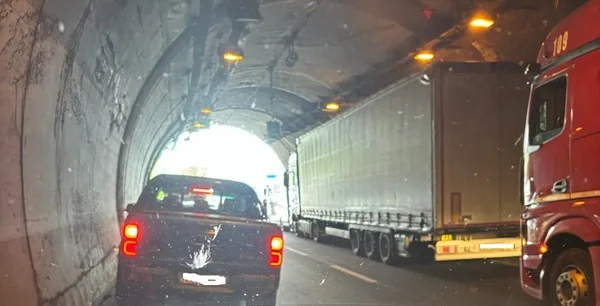 la differenza tra sorpasso e superamento a destra