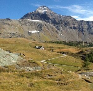 la montagna d'estate un rifugio incantevole per turisti in cerca di avventura e relax