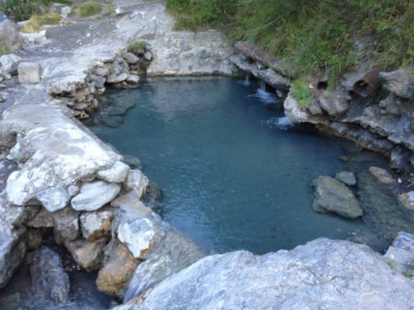 acqua termale nel bosco