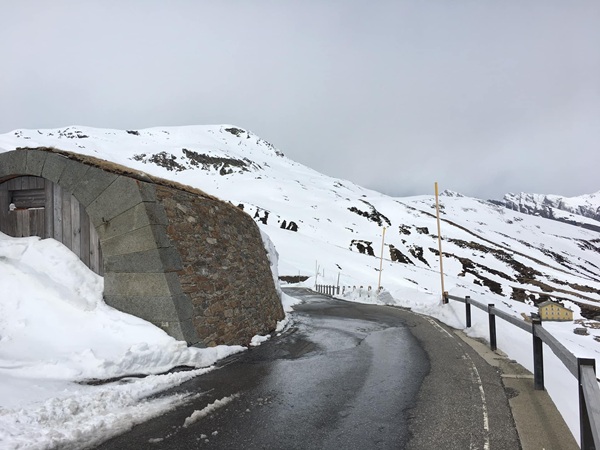 la galleria dello spluga tra rocce