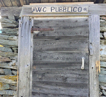 la tavoletta del wc va chiusa sempre