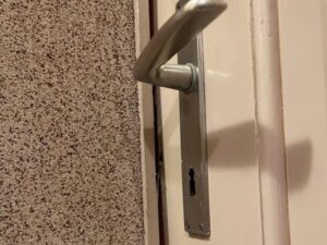 ladri, la tecnica della linguetta di plastica