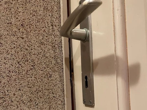 la tecnica della linguetta di plastica