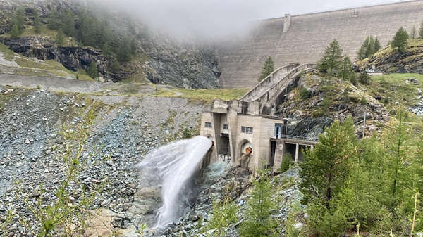 l'apertura delle valvole alla diga di alpe gera