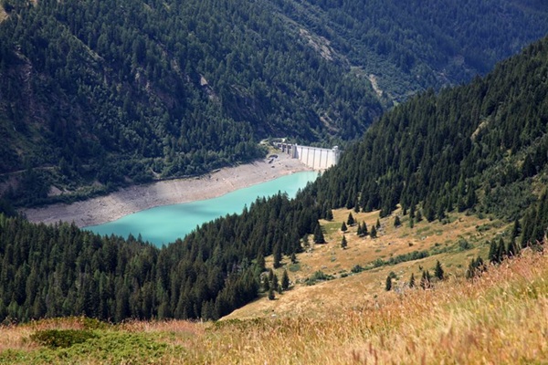 le giganti di pietra le dighe della valtellina e il loro impatto