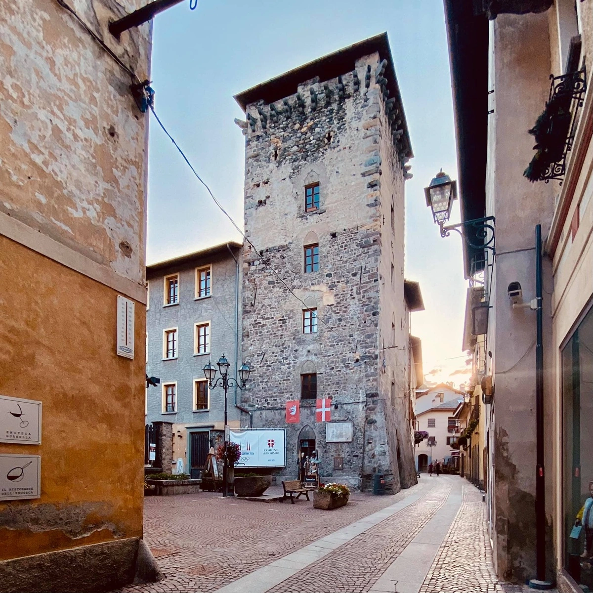 l’imponente torre alberti di bormio