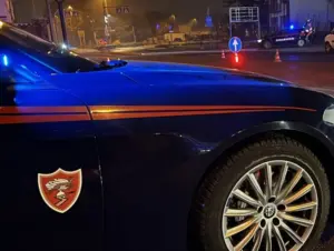 minaccia il barista e si scaglia contro i carabinieri, arrestato