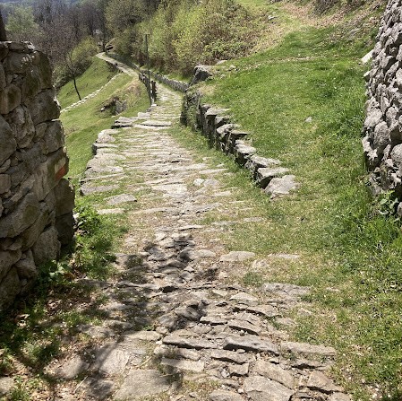 niente auto, solo passi i borghi nascosti della valtellina