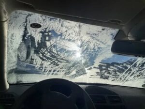 parabrezza dell’auto ghiacciato cosa non fare mai