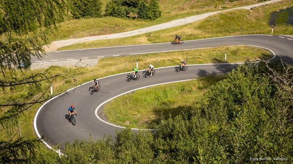 passo mortirolo un'avventura su due ruote tra le alpi lombarde