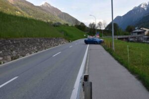 perde il controllo dell'auto e sfiora un pedone, ferito e multato a poschiavo