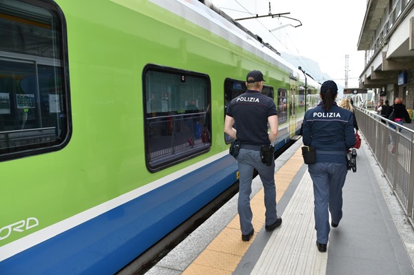 polizia stazione lecco|E-Vai Valtellina|news trenord|treno investe auto sui binari a villa di tirano