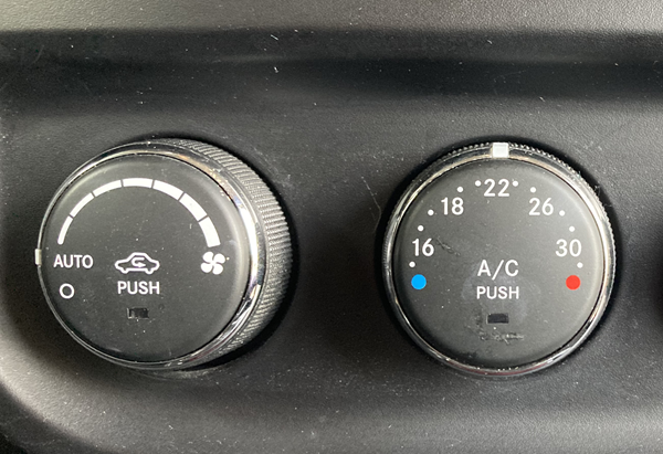 pulsante di ricircolo dell'auto uso estivo e invernale